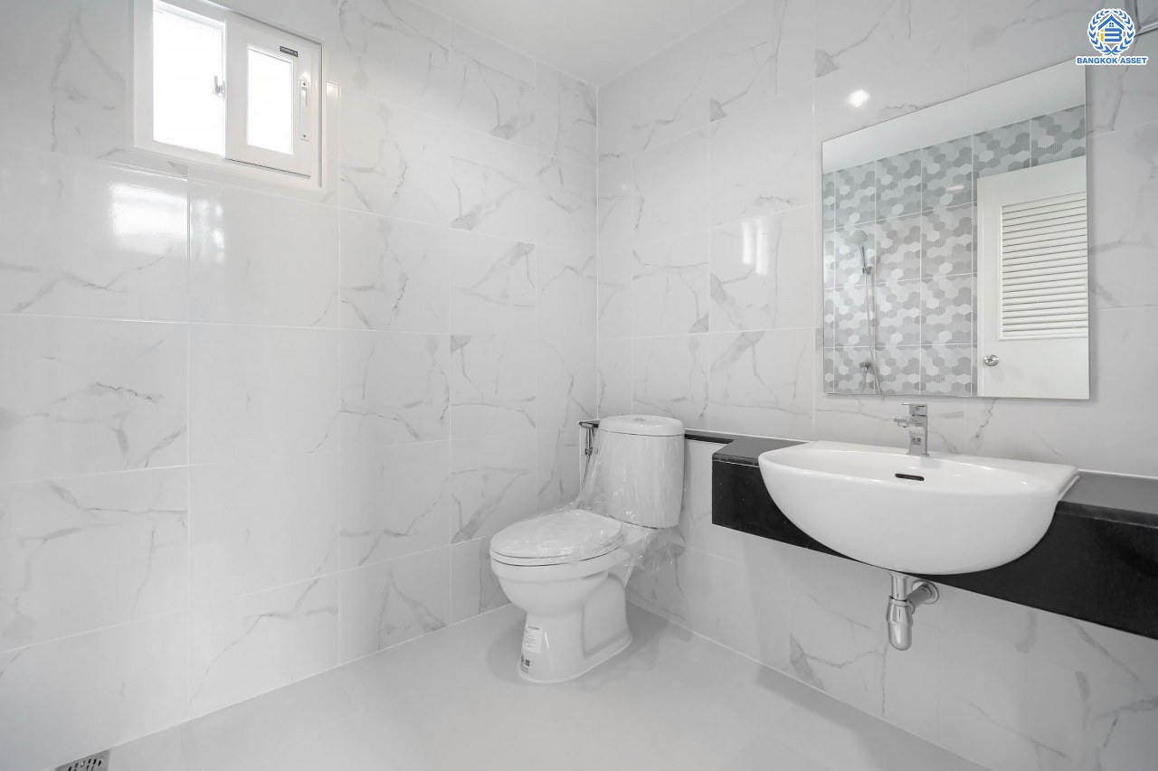 บ้านมือสองตกแต่งใหม่ ม.พฤกษาวิลเลจ11 ท่าอิฐ เนื้อที่ 52.5 ตร.ว. ฟังก์ชันพร้อม 3 ห้องนอน 2 ห้องน้ำ 1 ห้องอเนกประสงค์ จอดรถได้ 1 คัน บนทำเลศักยภาพ เข้า-ออกได้ทั้ง ถนนรัตนาธิเบศร์ และถนนราชพฤกษ์ ใกล้รถไฟฟ้าสายสีม่วง "สถานีบางรักน้อยท่าอิฐ"